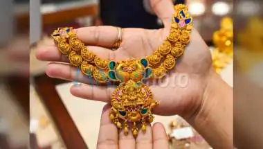 Gold, Silver Rise as Weaker Dollar Lifts Bullion