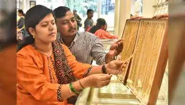 Gold Posts 4.73% Weekly Gain as Fed Rate-Hike Bets Ease