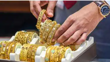 Gold Rises 1% Weekly as Crude Oil Prices Ease